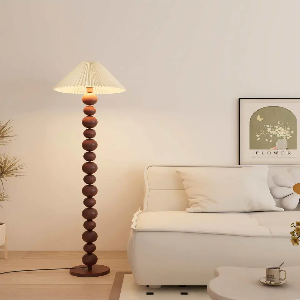 Lámpara de piso nogal con pantalla plisada – Sun City Furniture El Paso